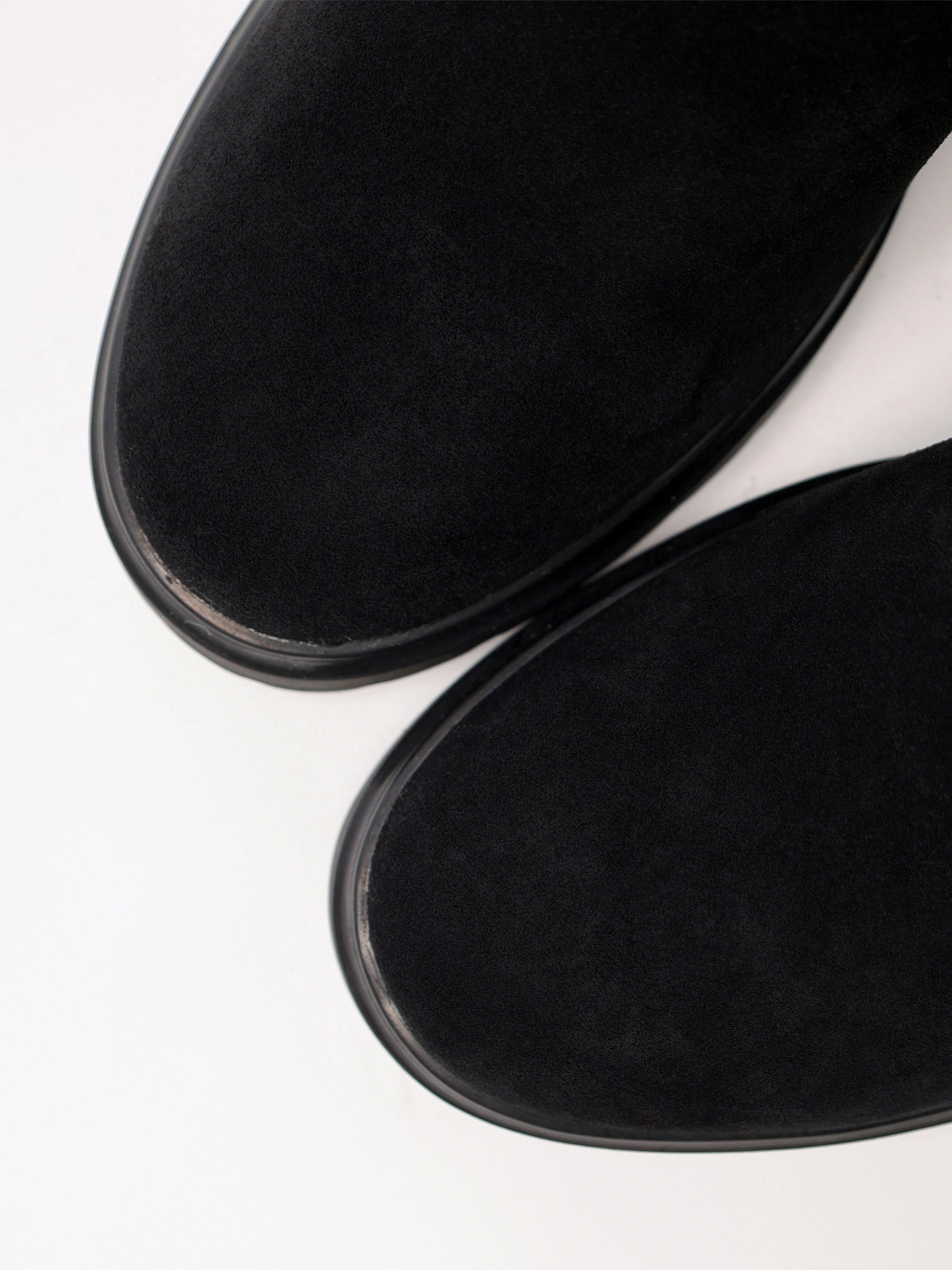 Сапоги черного цвета из натуральной замши на высоком каблуке